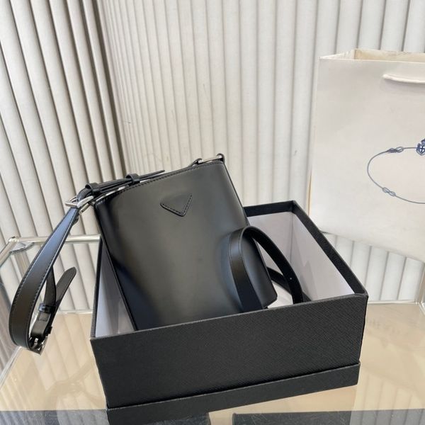 bucket bag designer handbag luxury soft square shoulder bag autumn and winter handbag shoulder bag large capacity designer tote bag space ba
bucket bag designer handbag luxury soft square shoulder bag autumn and winter handbag shoulder bag large capacity designer tote bag space ba