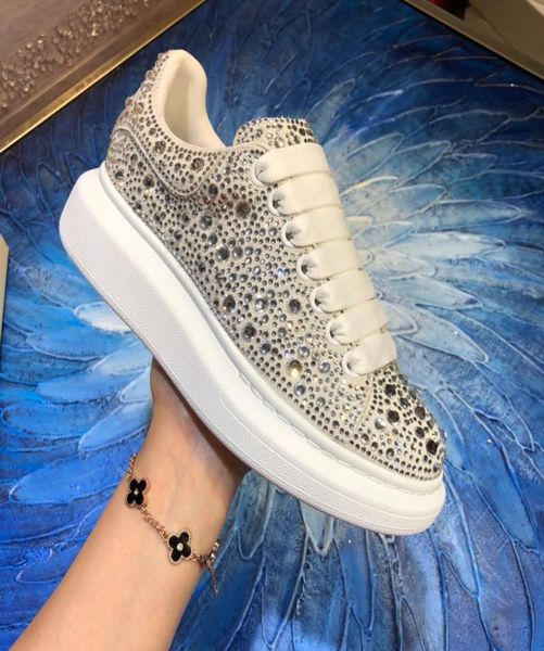 2021s xury designer sneaker women mens shoes sneakers the color silk cowhide and rhinestone deliver a pair of shoelaces2011881, Red;white
2021s xury designer sneaker women mens shoes sneakers the color silk cowhide and rhinestone deliver a pair of shoelaces2011881, Red;white