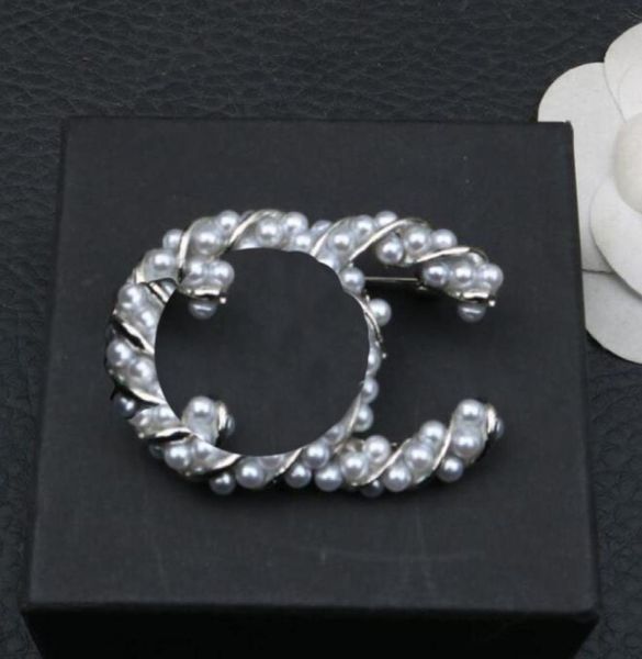 23ss 20style 18k gold plated letters brooches small sweet wind women luxury brand designer crystal pearl brooch pins metal jewelry2659033, Gray
23ss 20style 18k gold plated letters brooches small sweet wind women luxury brand designer crystal pearl brooch pins metal jewelry2659033, Gray
