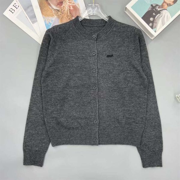 knitted luxury women sweater round neck short cashmere cardigan women's coat thin letter simple solid coat, White;black
knitted luxury women sweater round neck short cashmere cardigan women's coat thin letter simple solid coat, White;black