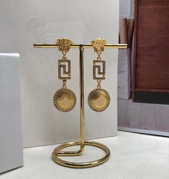 luxurys women dangle earrings designers chandelier earring gold brass copper with box4568158, Silver
luxurys women dangle earrings designers chandelier earring gold brass copper with box4568158, Silver