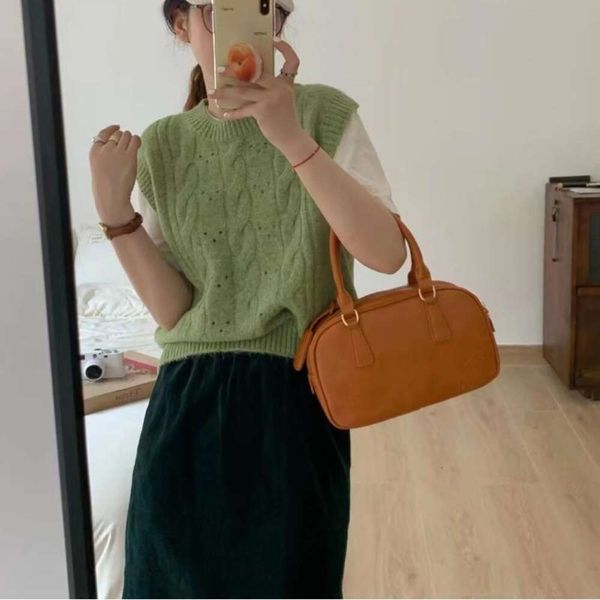 round neck knitted vest for women autumn korean style comfortable sleeveless shirt small people wholesale, Black;white
round neck knitted vest for women autumn korean style comfortable sleeveless shirt small people wholesale, Black;white
