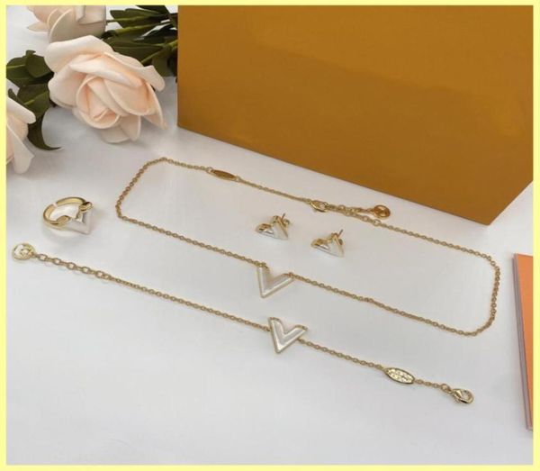 2021 classic designer ring women mens hip hop v letters stud earings necklaces bracelets luxury brands jewelrys set wedding gift w9146418, Black
2021 classic designer ring women mens hip hop v letters stud earings necklaces bracelets luxury brands jewelrys set wedding gift w9146418, Black
