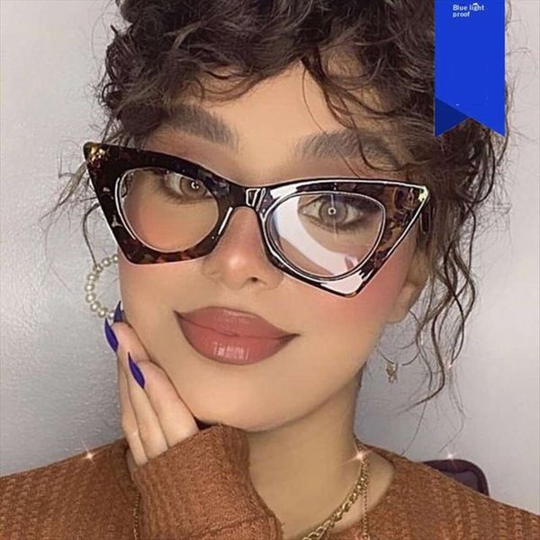 cat eye sunglasses styled plain light glasses for catwalk fashion women, White;black 
cat eye sunglasses styled plain light glasses for catwalk fashion women, White;black
