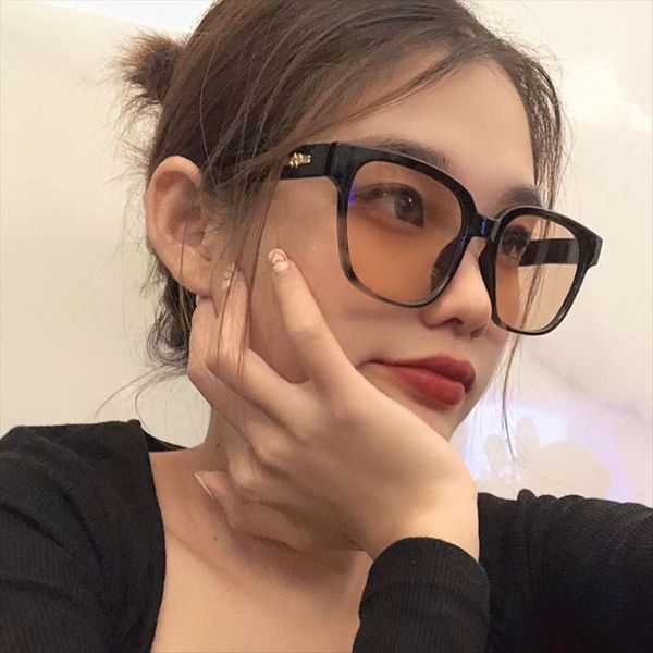 no makeup black frame brown sunglasses retro korean version sunblock square slimmer, White;black
no makeup black frame brown sunglasses retro korean version sunblock square slimmer, White;black