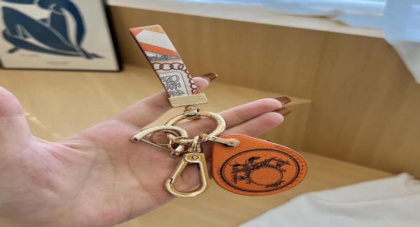 keychain luxurys designers key chain car solid color keychains metallic access card design versatile fashion leisure men women bag8416802, Silver
keychain luxurys designers key chain car solid color keychains metallic access card design versatile fashion leisure men women bag8416802, Silver