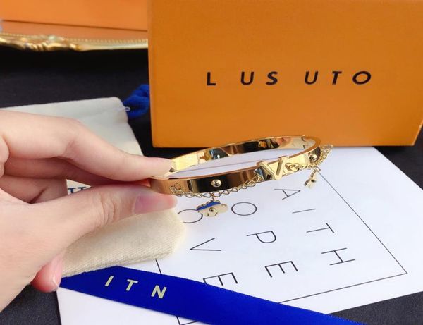 women039s bracelet luxury brand 18k gold bangle letter clover bracelet delicate design gift packaging couple family accessories3080254, Black
women039s bracelet luxury brand 18k gold bangle letter clover bracelet delicate design gift packaging couple family accessories3080254, Black