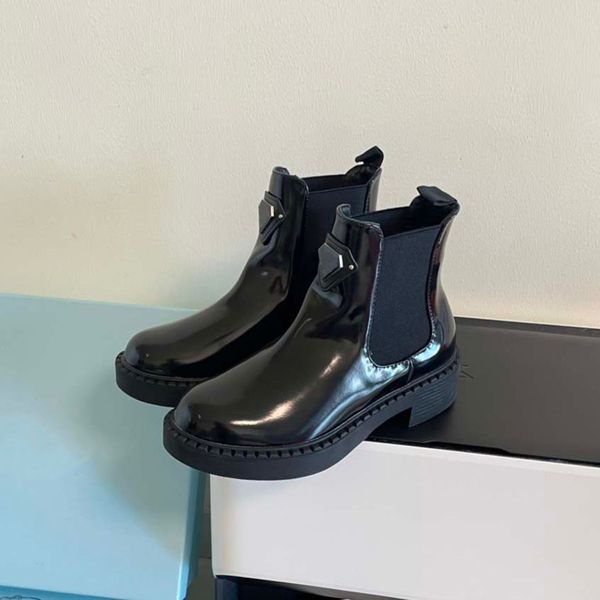 2023 black leather ankle chelsea boots platform slip-on round flat booties chunky half boot luxury designer high shoes women knight boots001
2023 black leather ankle chelsea boots platform slip-on round flat booties chunky half boot luxury designer high shoes women knight boots001