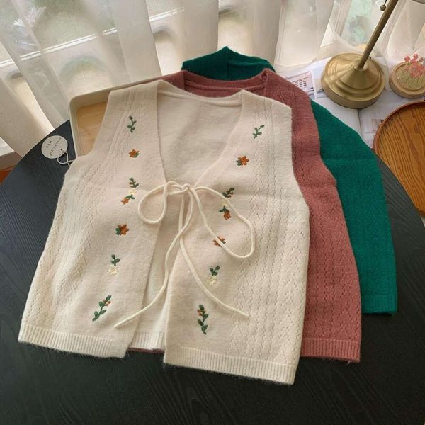 fresh v neck embroidered knitted vest for women autumn sweet japanese gentle lace sweater, Black;white
fresh v neck embroidered knitted vest for women autumn sweet japanese gentle lace sweater, Black;white