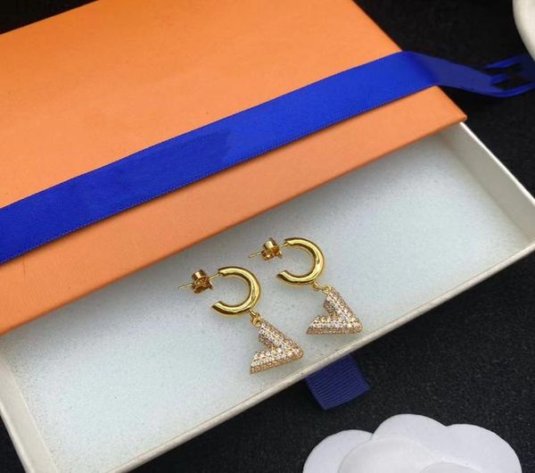 luxury v letters pearl designer stud earrings for women 18k gold silver shining diamond stone brand love earring earing party wedd5576777, Golden;silver
luxury v letters pearl designer stud earrings for women 18k gold silver shining diamond stone brand love earring earing party wedd5576777, Golden;silver
