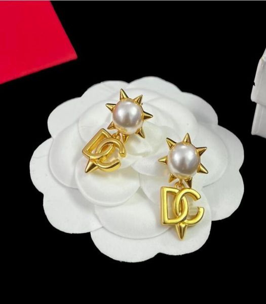 new designed earring stud gd letters pearls rivets copper 18k gold plated anti allergy women earring ladies designer 9972194, Golden;silver
new designed earring stud gd letters pearls rivets copper 18k gold plated anti allergy women earring ladies designer 9972194, Golden;silver