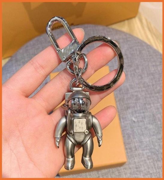 2022 fashion key holder keychain spaceman luxurys designers keychain car key portachiavi keyring cato gram llavero porte cles bag 3067277, Silver
2022 fashion key holder keychain spaceman luxurys designers keychain car key portachiavi keyring cato gram llavero porte cles bag 3067277, Silver