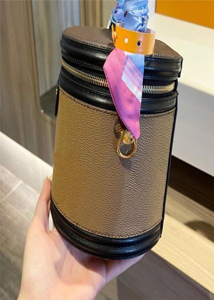 2021 ss saddle bag luxurys designers lady all match classic handbag purse wallet holders women fashion wallets handba1794153, Red;black
2021 ss saddle bag luxurys designers lady all match classic handbag purse wallet holders women fashion wallets handba1794153, Red;black