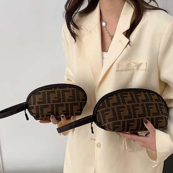 2024 luxury handbag factory direct sales new xiaoxiangfeng woolen makeup travel change washing carrying phone storage lipstick bag 
2024 luxury handbag factory direct sales new xiaoxiangfeng woolen makeup travel change washing carrying phone storage lipstick bag