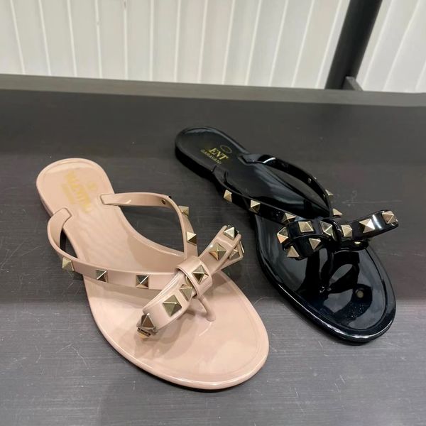 luxury woman slipper designer man slides jelly rubber rivet thong sandals v bow nude red black studded flat slide summer beach outdoor shoe
luxury woman slipper designer man slides jelly rubber rivet thong sandals v bow nude red black studded flat slide summer beach outdoor shoe