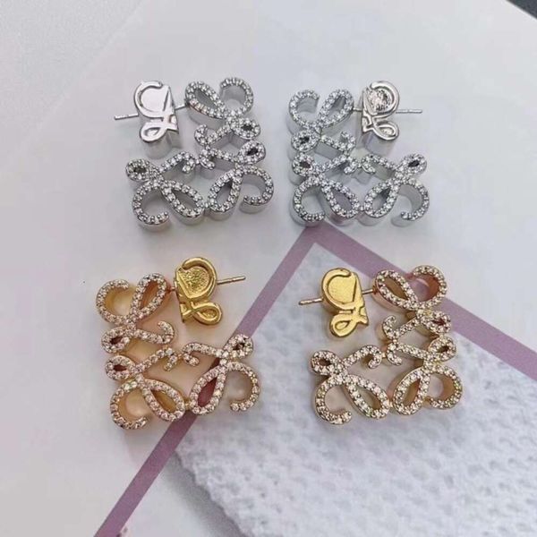 earrings designer loewees jiahao stone ear studs with hollow geometry mooncake full diamond earrings classic totem versatile ins ear studs s, Golden;silver
earrings designer loewees jiahao stone ear studs with hollow geometry mooncake full diamond earrings classic totem versatile ins ear studs s, Golden;silver
