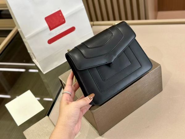 luxury fashion designer women's luxury classic envelope bag premium leather exquisite chain super versatile handheld bag size 20 * 15
luxury fashion designer women's luxury classic envelope bag premium leather exquisite chain super versatile handheld bag size 20 * 15