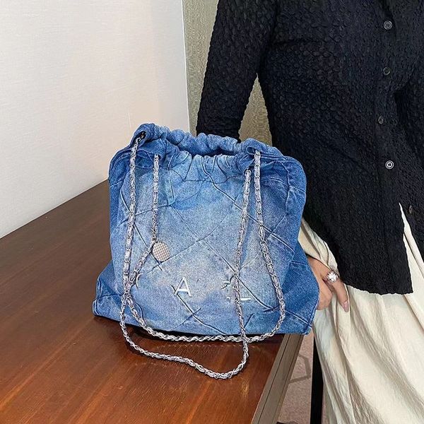 the latest net celebrity with small fragrant vintage denim large capacity underarm bag tote bag factory direct sales 31*7*32
the latest net celebrity with small fragrant vintage denim large capacity underarm bag tote bag factory direct sales 31*7*32