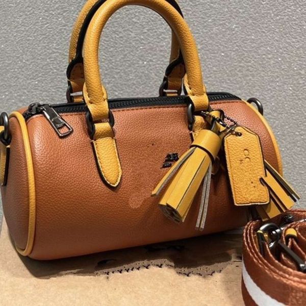 women's designer bags tote new style cardamom pen holder pure leather c family lacey portable shoulder messenger factory direct sales
women's designer bags tote new style cardamom pen holder pure leather c family lacey portable shoulder messenger factory direct sales