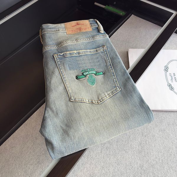 2023 autumn/winter men's jeans slim fit small straight sleeve retro light blue card texture logo decorative jeans luxury designer pants
2023 autumn/winter men's jeans slim fit small straight sleeve retro light blue card texture logo decorative jeans luxury designer pants