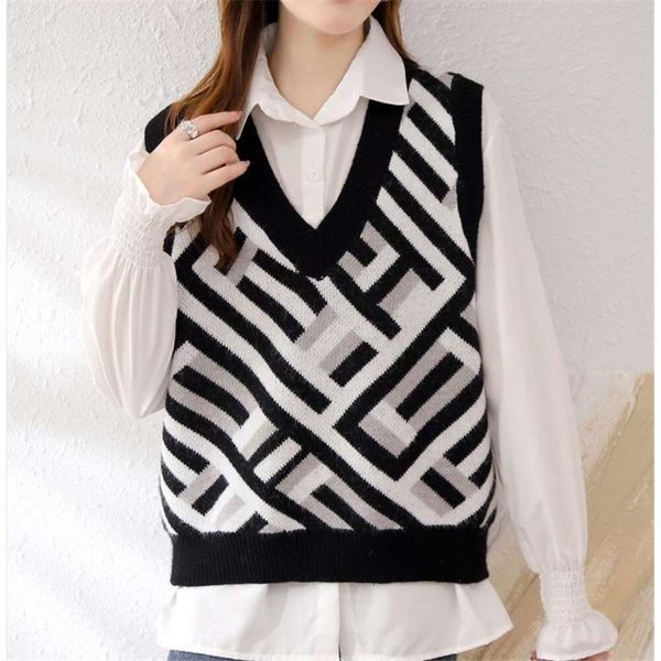vintage diamond shaped knitted vest for women in autumn and winter sleeveless sweater folded collar patterned, Black;white
vintage diamond shaped knitted vest for women in autumn and winter sleeveless sweater folded collar patterned, Black;white