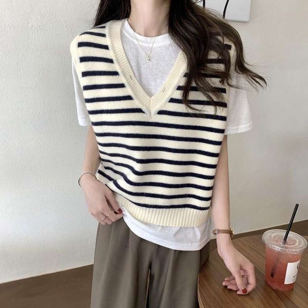 wearing a korean knitted vest with hole collar womens autumn style small striped versatile stacked sweater, Black;white
wearing a korean knitted vest with hole collar womens autumn style small striped versatile stacked sweater, Black;white