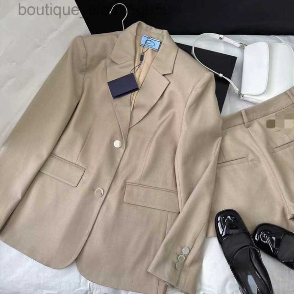 2023 early autumn fashion jackets womens designer style letter sticker embroidery silhouette suit coat high waist shorts set, Black;brown
2023 early autumn fashion jackets womens designer style letter sticker embroidery silhouette suit coat high waist shorts set, Black;brown