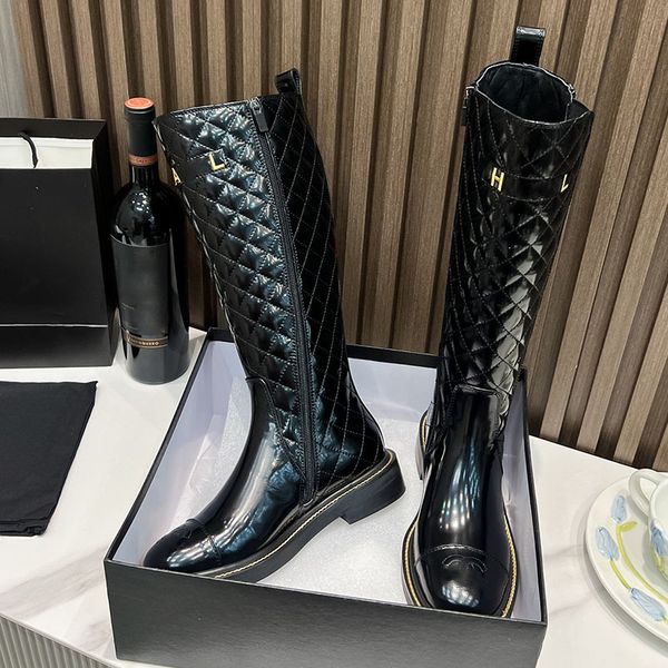 23ss f/w calfskin womens ankle knee boots designer chunky heels quilted texture hardware matelasse with zipper stretch knight rainboots west, Black
23ss f/w calfskin womens ankle knee boots designer chunky heels quilted texture hardware matelasse with zipper stretch knight rainboots west, Black