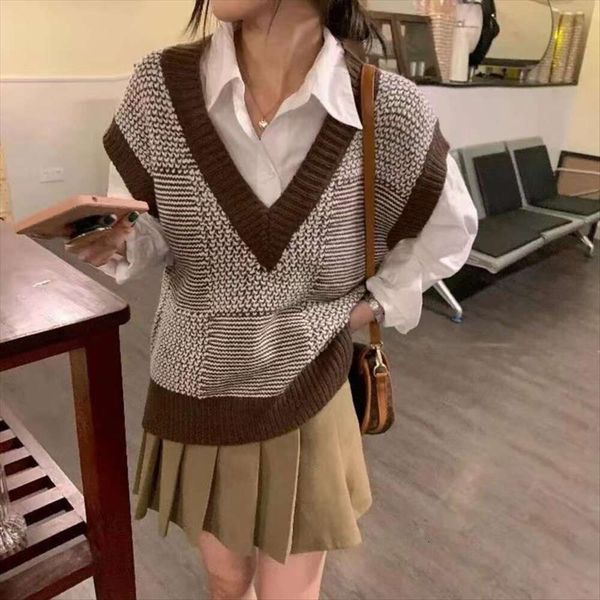 vintage plaid v neck knitted vest for women in early autumn loose fashion short sweater ins trend, Black;white
vintage plaid v neck knitted vest for women in early autumn loose fashion short sweater ins trend, Black;white