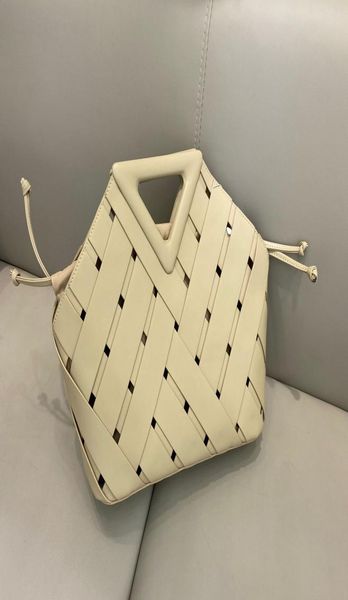 fashion genuine leather handle bag point handbags woven totes with detachable interior drawstring pouch magnetic closure4116483
fashion genuine leather handle bag point handbags woven totes with detachable interior drawstring pouch magnetic closure4116483