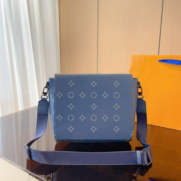 23ss limited edition new messengers bag men's crossbodys bag briefcase designer printed portable messengers bag wallet with woven strap
23ss limited edition new messengers bag men's crossbodys bag briefcase designer printed portable messengers bag wallet with woven strap