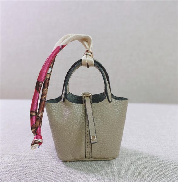 2021 new h mini basket bag bucket bag pendant creative fashion headset car key chain pendant6355319
2021 new h mini basket bag bucket bag pendant creative fashion headset car key chain pendant6355319