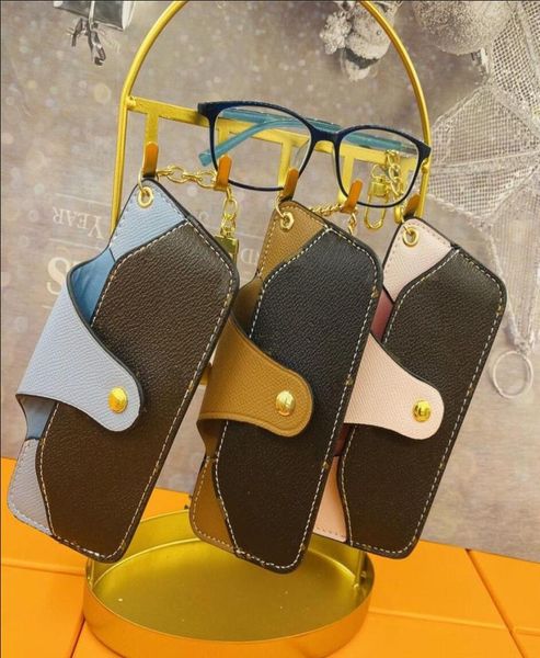 keychain luxury designer sunglasses case brand l letter flower fashion sunglass box packing pu leather v glasses bag eyewea6774071, Silver
keychain luxury designer sunglasses case brand l letter flower fashion sunglass box packing pu leather v glasses bag eyewea6774071, Silver