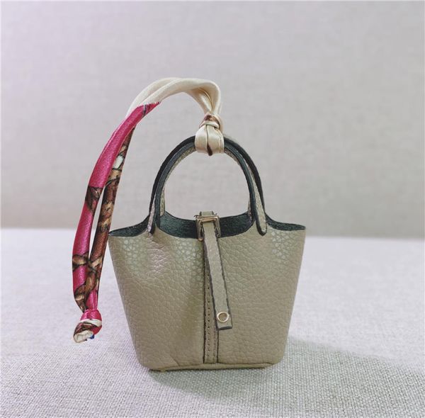2021 new h mini basket bag bucket bag pendant creative fashion headset car key chain pendant7752349
2021 new h mini basket bag bucket bag pendant creative fashion headset car key chain pendant7752349