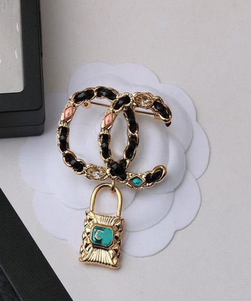 23ss luxury brand designer letters brooches vintage small sweet wind gold plated brooch suit pin crystal pearl fashion jewelry acc3406026, Gray
23ss luxury brand designer letters brooches vintage small sweet wind gold plated brooch suit pin crystal pearl fashion jewelry acc3406026, Gray