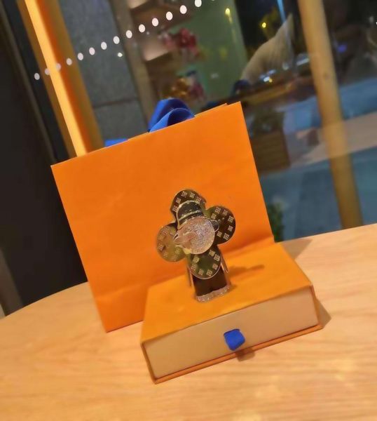 brand designer keychain keyring fashion purse pendant car chain charm brown flower mini bag trinket gifts accessories jone101703673, Silver
brand designer keychain keyring fashion purse pendant car chain charm brown flower mini bag trinket gifts accessories jone101703673, Silver