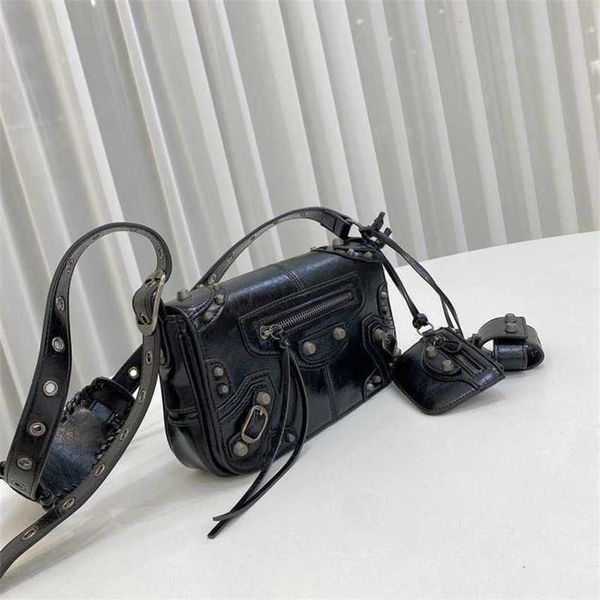 fashion shoulder bag women's handbag 2023 new b brand design motorcycle purse luxury burst oil wax leather camera men's and tote
fashion shoulder bag women's handbag 2023 new b brand design motorcycle purse luxury burst oil wax leather camera men's and tote