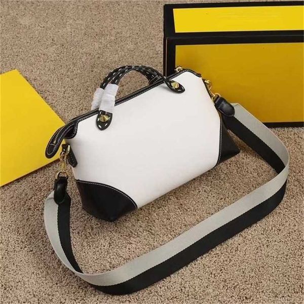 high-end genuine leather bag girl model young baotou layer cowhide women's large capacity hand shoulder
high-end genuine leather bag girl model young baotou layer cowhide women's large capacity hand shoulder