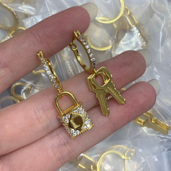 full diamonds lock head key 18k gold-plated luxury brand designer letter earrings women men couple simple ear hoop jewelry gift hlve9 --03, Golden
full diamonds lock head key 18k gold-plated luxury brand designer letter earrings women men couple simple ear hoop jewelry gift hlve9 --03, Golden