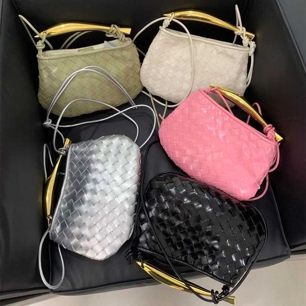 small woven high texture metal sardine dumplings 2023 new handheld shoulder slant half moon women's bag 230907
small woven high texture metal sardine dumplings 2023 new handheld shoulder slant half moon women's bag 230907