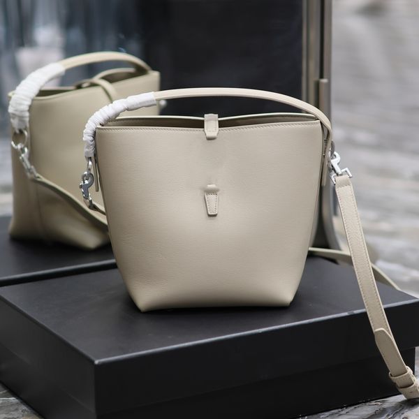 designer bag luxury bucket bag fashion crossbody bag handle and an adjustable and detachable shoulder strap handle bag
designer bag luxury bucket bag fashion crossbody bag handle and an adjustable and detachable shoulder strap handle bag