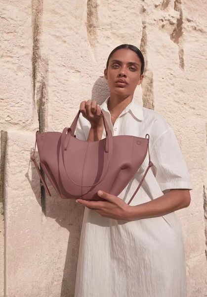 2023luxury designer handbag women underarm crescent moon bag leather material fashion niche one shoulder saddle bags adjustable shoulder str
2023luxury designer handbag women underarm crescent moon bag leather material fashion niche one shoulder saddle bags adjustable shoulder str