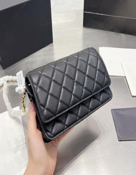 2022ss fw classic mini flap caviar leather wallet bags gold metal hardware matelasse chain crossbody shoulder multi pochette card8746094, Red;black
2022ss fw classic mini flap caviar leather wallet bags gold metal hardware matelasse chain crossbody shoulder multi pochette card8746094, Red;black