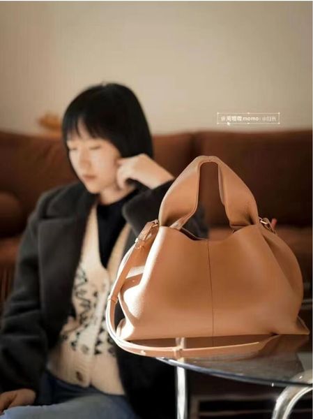 luxury designer handbag women underarm crescent moon bag leather material fashion niche one shoulder saddle bags adjustable shoulder strap
luxury designer handbag women underarm crescent moon bag leather material fashion niche one shoulder saddle bags adjustable shoulder strap