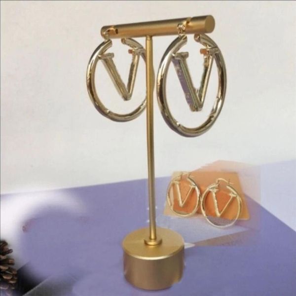 quality luxury marquee hoops women earrings studs fashion v letter 18k temperament simple daily all-match earrings black white red2533, Golden;silver
quality luxury marquee hoops women earrings studs fashion v letter 18k temperament simple daily all-match earrings black white red2533, Golden;silver