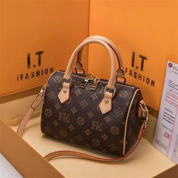 2022 purse shoulder bag embossed flower clutch crossbody messenger bags chain coin pillow cross body handbags with dust belt a325d, Red;black
2022 purse shoulder bag embossed flower clutch crossbody messenger bags chain coin pillow cross body handbags with dust belt a325d, Red;black