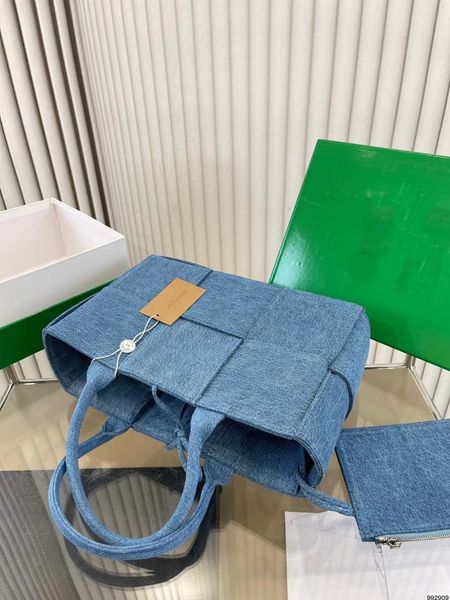 2023 new denim woven tote denim fabric versatile luxury card messenger bag design genuine version of mother and child bag shoulder strap wal 
2023 new denim woven tote denim fabric versatile luxury card messenger bag design genuine version of mother and child bag shoulder strap wal