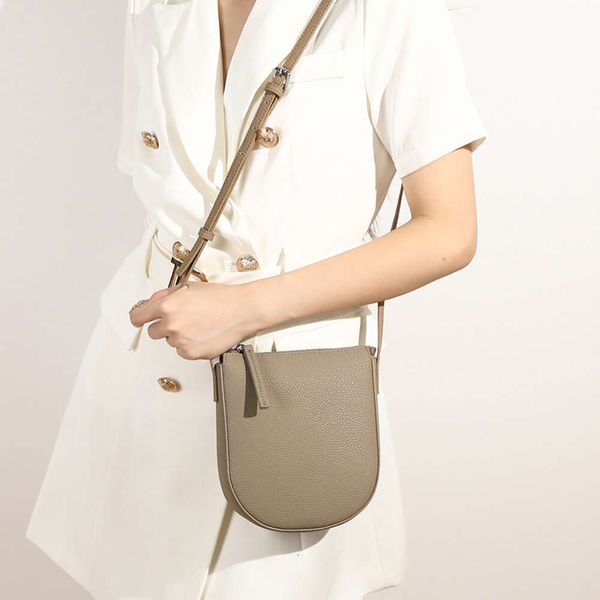 no brand name genuine leather women's bag new fashion women's large capacity cowhide commuter bag crossbody bag mobile phone bag
no brand name genuine leather women's bag new fashion women's large capacity cowhide commuter bag crossbody bag mobile phone bag