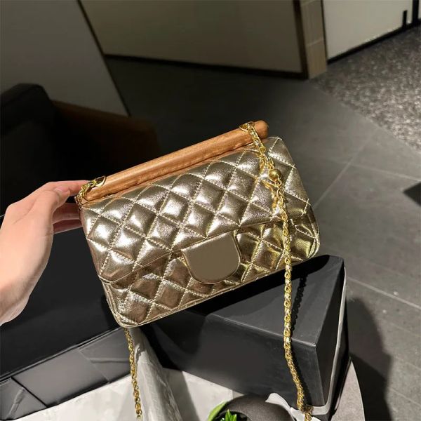 2023 women flap messenger bag plain shoulder bags lady handbag cowhide genuine leather wooden handle handle handle gold hardware buckle desi
2023 women flap messenger bag plain shoulder bags lady handbag cowhide genuine leather wooden handle handle handle gold hardware buckle desi