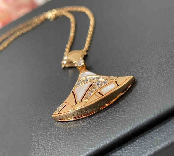 2023 luxury quality v gold material charm rhombus style pendant necklace with fan design and diamond white shell pearl have box stamp in 18k, Silver
2023 luxury quality v gold material charm rhombus style pendant necklace with fan design and diamond white shell pearl have box stamp in 18k, Silver